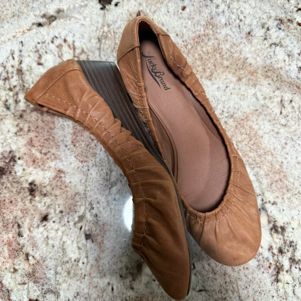 Women’s LuckyBrand Brown Leather Pintuck Wedge Size 10 - Picture 2 of 10
